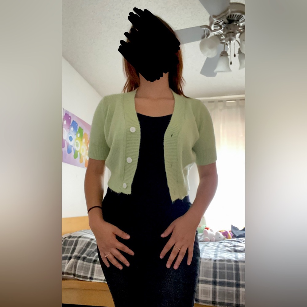 Green cropped cardigan with buttons